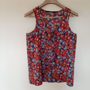 Kenzie sleeveless blouse in red and blue floral pattern EUC